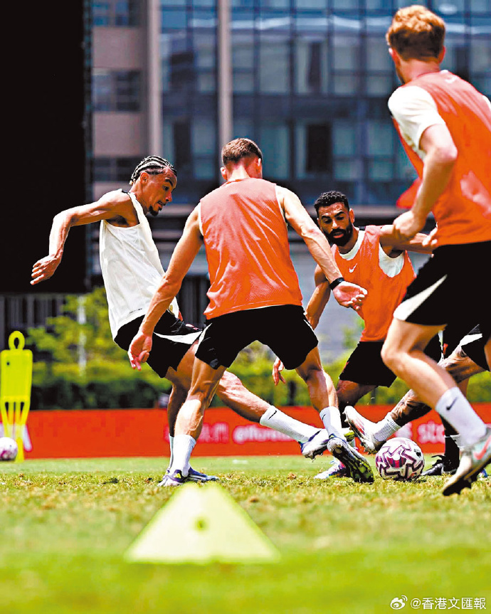 队员们在球场上尽展技能,给观众带来视觉盛宴英语