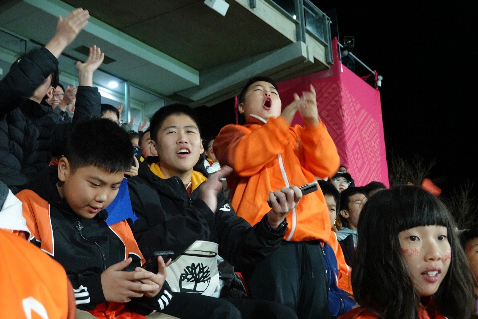 队员们在球场上尽展技能,给观众带来视觉盛宴英语